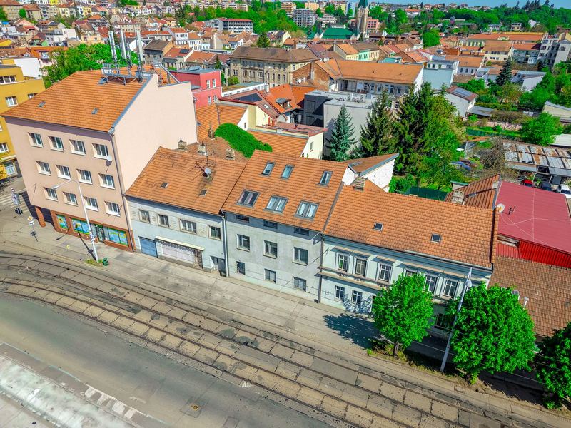 Letecký pohled na dům Dačického 192/12 od tramvajové trati
