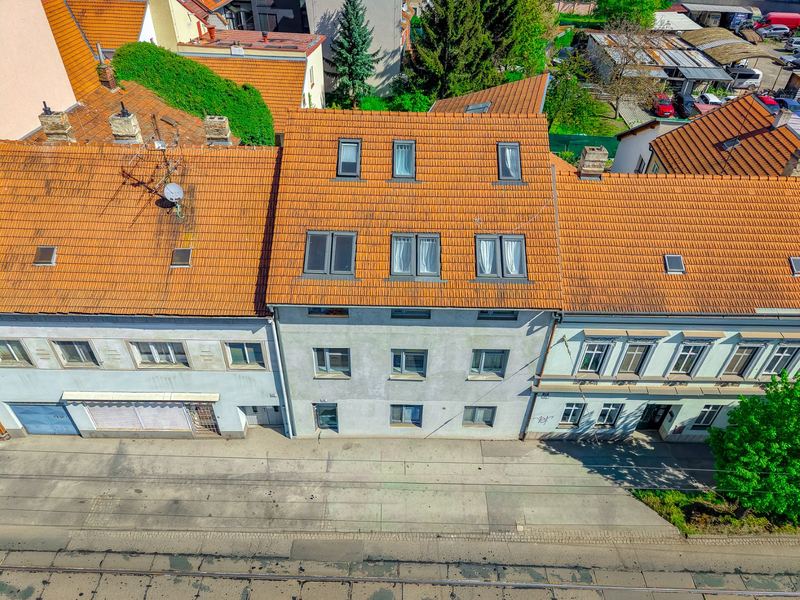 Letecký pohled na střechy domu a ulici Dačického