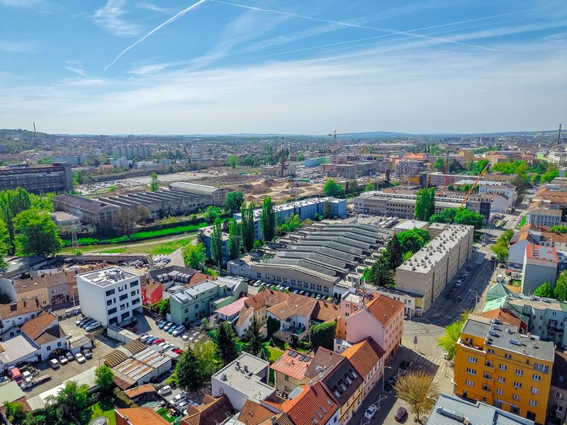 Letecký pohled na širší okolí domu v Brně-Husovicích